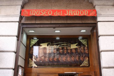 Madrid 'deki tanınmış bar ve market Ham Müzesi (veya Museo de Jamon)