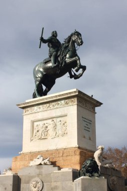 İspanya, Madrid 'deki Plaza de Oriente' de Felipe IV anıtı.