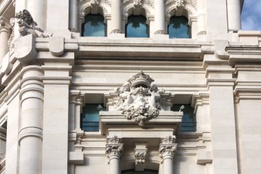 İspanya 'nın başkenti Madrid' deki Plaza de Cibeles 'te bulunan Cibeles Sarayı' nın (İletişim Sarayı) bir parçası.