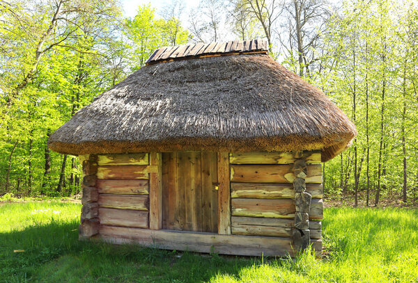 Традиционный украинский деревянный амбар в Пирогово, Украина