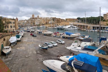Birgu, Malta 'da şehir merkezi ve marina manzarası