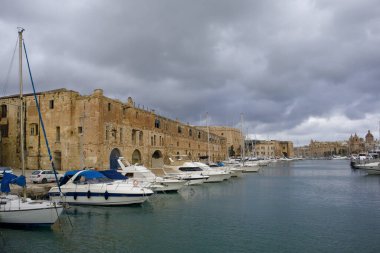 Birgu, Malta 'da şehir merkezi ve marina manzarası