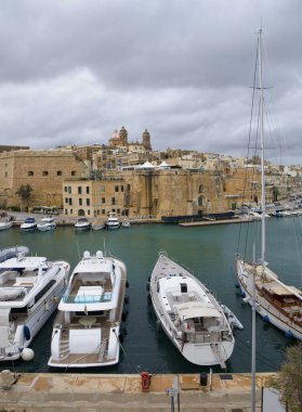 Birgu, Malta 'da şehir merkezi ve marina manzarası