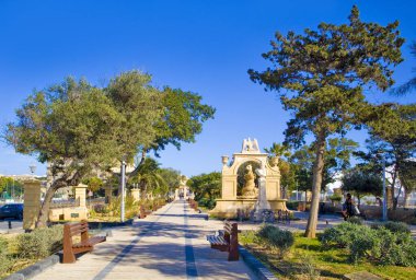 Floriana, Malta 'da güneşli bir günde Maglio Bahçeleri