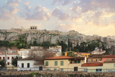 Yunanistan 'ın Atina kentindeki Plaka kentinden Akropolis manzarası