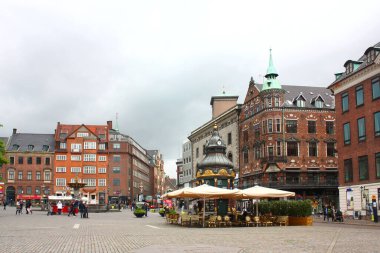 Kopenhag, Danimarka 'da Stroget caddesi yakınlarındaki büyük eski bir meydan.