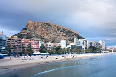 Alicante, İspanya 'nın bulutlu bir gününde Panorama