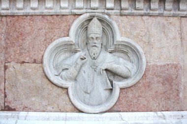 İtalya 'daki Piazza Maggiore' da Bologna Katedrali 'nin (Basilica di San Petronio) zengin dekorasyonu