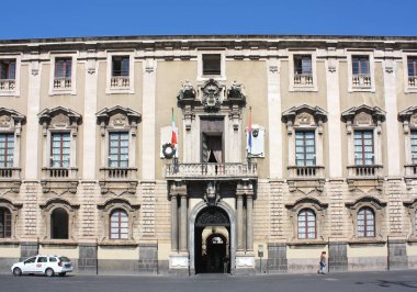 İtalya, Catania, Sicilya 'daki Duomo Meydanı' nda Filler Sarayı (şimdi Belediye Binası)