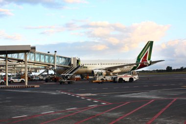 İtalya, Sicilya 'da gün batımında Catania Fontanarossa Havaalanı