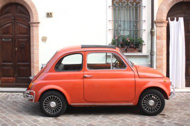 İtalya 'nın Rimini şehrinde San Giuliano bölgesinde klasik kırmızı bir araba.