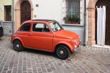 İtalya 'nın Rimini şehrinde San Giuliano bölgesinde klasik kırmızı bir araba.