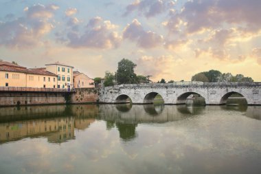 İtalya 'nın Rimini kentindeki Marecchia Nehri üzerindeki tarihi Roma Köprüsü