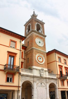 İtalya, Rimini Piazza Tre Martiri 'deki Saat Kulesi (Torre dell' Orologio)