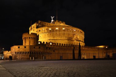 Sant 'Angelo Kalesi ve gece Roma, İtalya' da Tiber Nehri üzerindeki köprü.