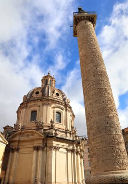 Trajan Sütunları ve Meryem 'in Kutsal İsminin Kilisesi Roma, İtalya' daki Trajan Forumunda