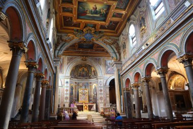  Roma, İtalya 'daki Tiber Adası' ndaki San Bartolomeo Bazilikası 'nın içi