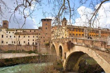 Roma, İtalya 'daki Tiberina Adası' na giden Fabricius Köprüsü