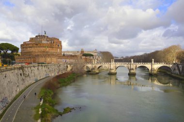 Sant 'Angelo Kalesi ve Roma, İtalya' daki Tiber Nehri üzerindeki köprü