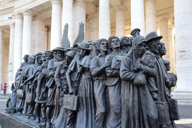 Vatikan 'daki Aziz Peters Meydanı' nda Heykel Melekleri Habersiz