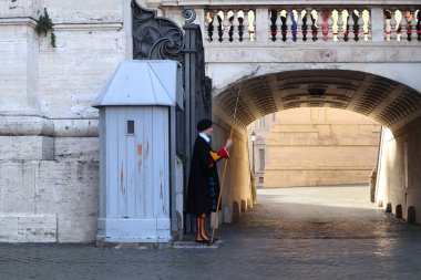 Papalık İsviçreli muhafızlar Vatikan 'daki Aziz Peter Bazilikası' nın girişinde nöbet tutuyorlar.