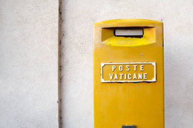 Vatikan 'daki sarı posta kutusu