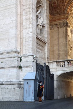 Papalık İsviçreli muhafızlar Vatikan 'daki Aziz Peter Bazilikası' nın girişinde nöbet tutuyorlar.