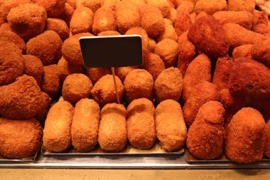 Arancini (kızarmış pirinç topları) - Satılık tipik Sicilya yemekleri