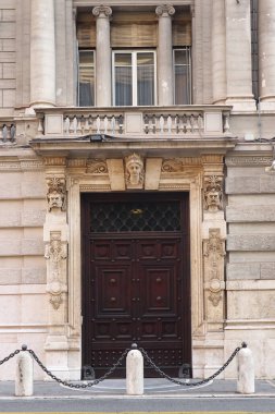 Roma, İtalya şehir merkezindeki klasik bina kapısı.
