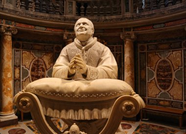 Papa Pius 'un Roma, İtalya' daki Santa Maria Maggiore Papalık Bazilikası 'ndaki Kutsal Yemliğin önündeki heykeli