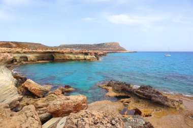 Kıbrıs 'taki Cape Greco Burnu yakınlarındaki Mavi Göl (Mağaralar ve Tüneller) Görünümü