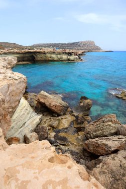 Kıbrıs 'taki Cape Greco Burnu yakınlarındaki Mavi Göl (Mağaralar ve Tüneller) Görünümü