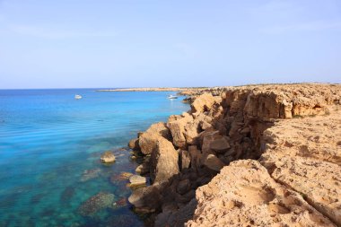 Kıbrıs 'ta Cape Greco yakınlarında Mavi Göl manzarası