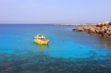 Kıbrıs 'ta Cape Greco yakınlarında Mavi Göl manzarası