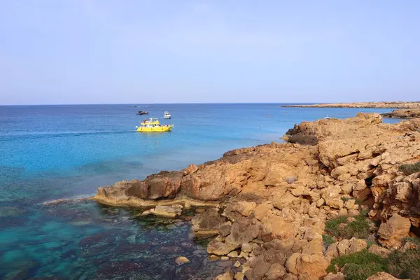 Kıbrıs 'ta Cape Greco yakınlarında Mavi Göl manzarası