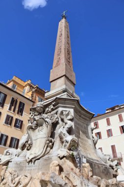 Roma, İtalya 'daki Piazza della Rotonda' daki Pantheon Çeşmesi