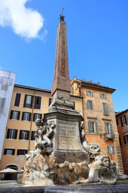 Roma, İtalya 'daki Piazza della Rotonda' daki Pantheon Çeşmesi
