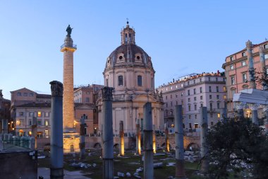 Trajan Sütunları ve Meryem 'in Kutsal İsminin Kilisesi Roma, İtalya' daki Trajan Forumunda