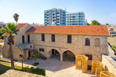 Kıbrıs Rum Kesimi 'nin Larnaca kentindeki Ünlü Ortaçağ Kalesi Avlusu
