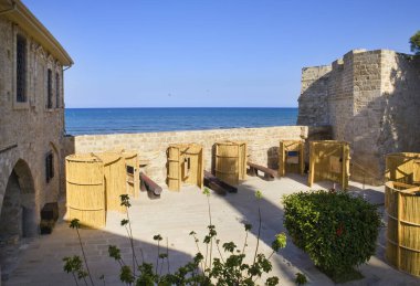 Kıbrıs Rum Kesimi 'nin Larnaca kentindeki Ünlü Ortaçağ Kalesi Avlusu