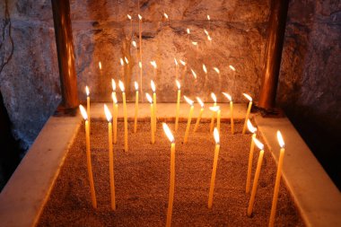 Kıbrıs Rum Kesimi 'nin Ayia Napa kentindeki Meryem Ana Kilisesi' nde mumlar