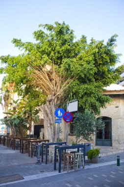 Kıbrıs 'ın Larnaca kentinde güneşli bir günde sokak kafesi