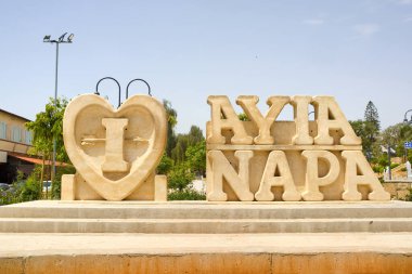  Ayia Napa 'yı seviyorum - Kıbrıs Rum Kesimi Ayia Napa' da büyük harfli şehir tabelası