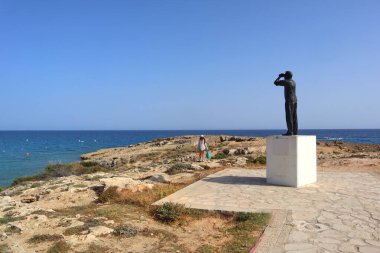 Kıbrıs Rum Kesimi 'nin Ayia Napa kentindeki MUSAN Ziyaretçi Merkezi yakınlarındaki tepede İzleyici Heykeli
