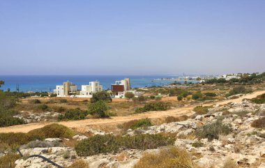 Kıbrıs Rum Kesimi 'nin Ayia Napa kentinde güneşli bir günde kent panoraması