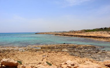 Kıbrıs Rum Kesimi 'nin Ayia Napa kentindeki kıyı şeridi manzarası