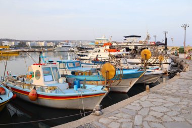 Kıbrıs Rum Kesimi Ayia Napa 'da balıkçı tekneleri