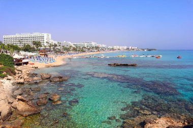 Kıbrıs Rum Kesimi 'nin Protaras kentindeki İncir Ağacı Körfezi Sahili manzarası güneşli yaz günü