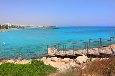 Kıbrıs Rum Kesimi 'nin Protaras kentindeki İncir Ağacı Körfezi Sahili manzarası güneşli yaz günü