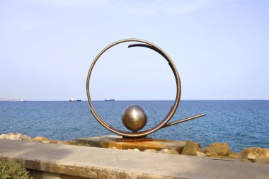 Kıbrıs 'ın Limasol kentinde güneşli bir günde Molos Embankment' ta inci heykel